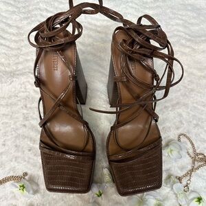 Platform heels in brown